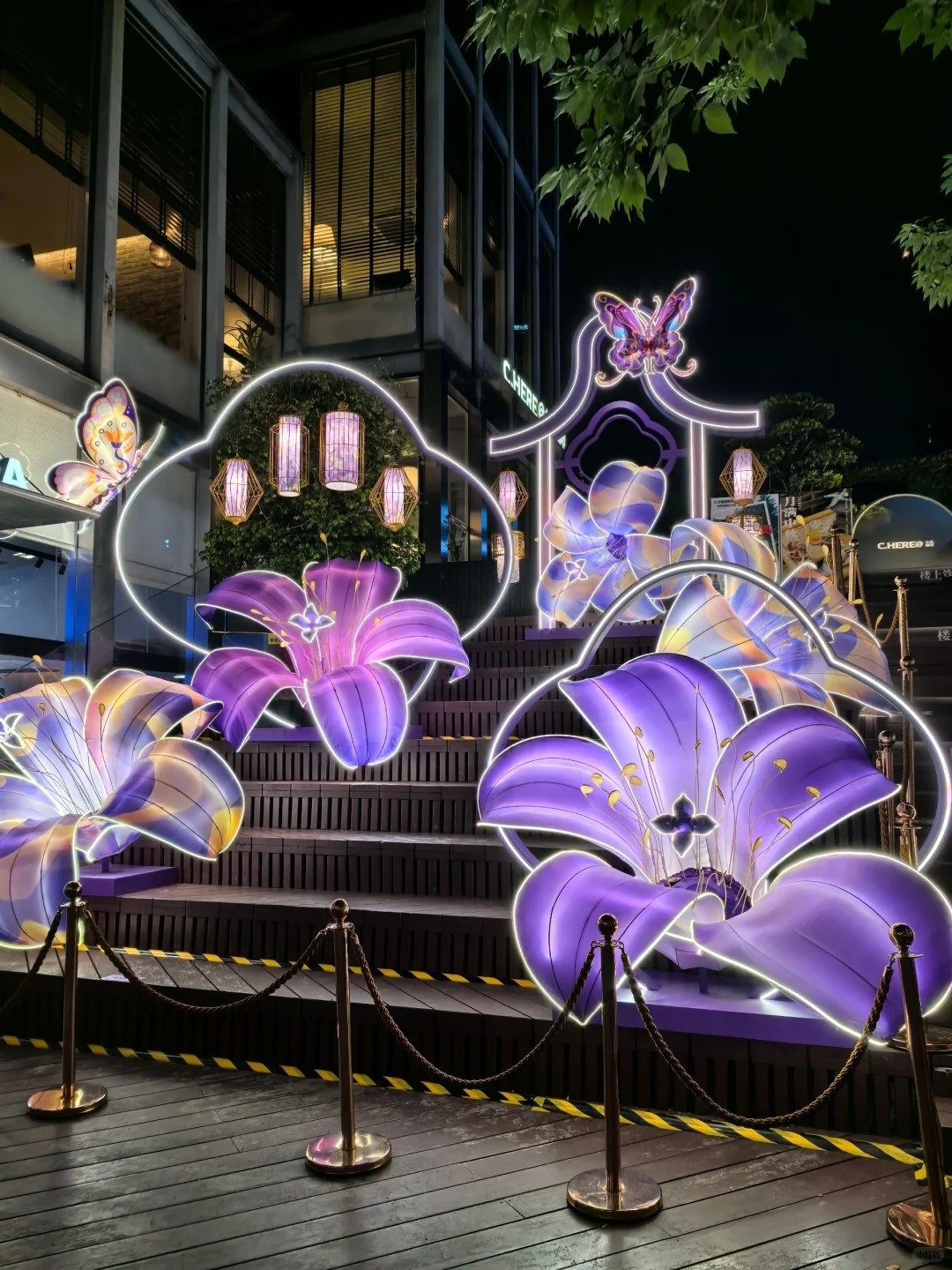 贵阳美陈公司、美陈门头、入口包装、门头形象、中庭吊饰、中庭美陈、空中装置、空间活化