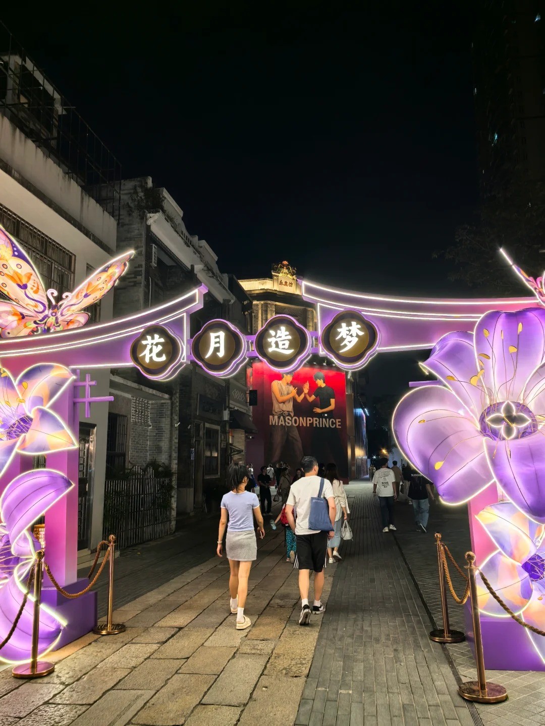  贵阳美陈公司、美陈门头、入口包装、门头形象、中庭吊饰、中庭美陈、空中装置、空间活化