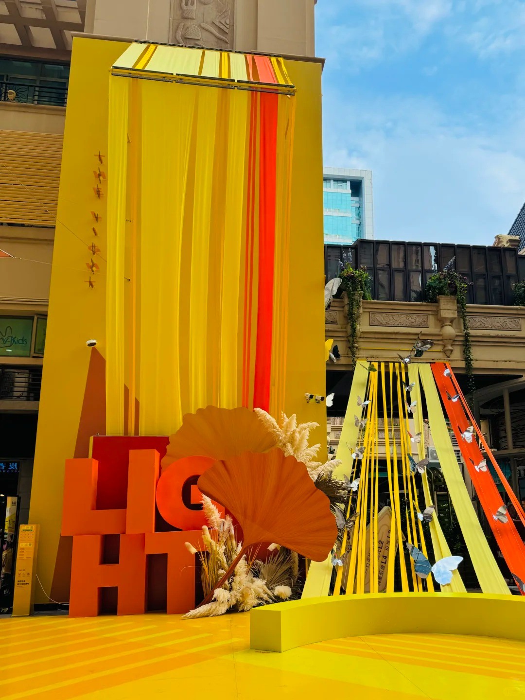 贵阳美陈公司、美陈门头、入口包装、门头形象、中庭吊饰、中庭美陈、空中装置、空间活化