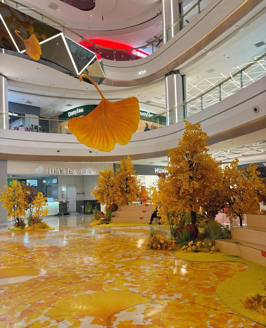 贵阳美陈公司、美陈门头、入口包装、门头形象、中庭吊饰、中庭美陈、空中装置、空间活化