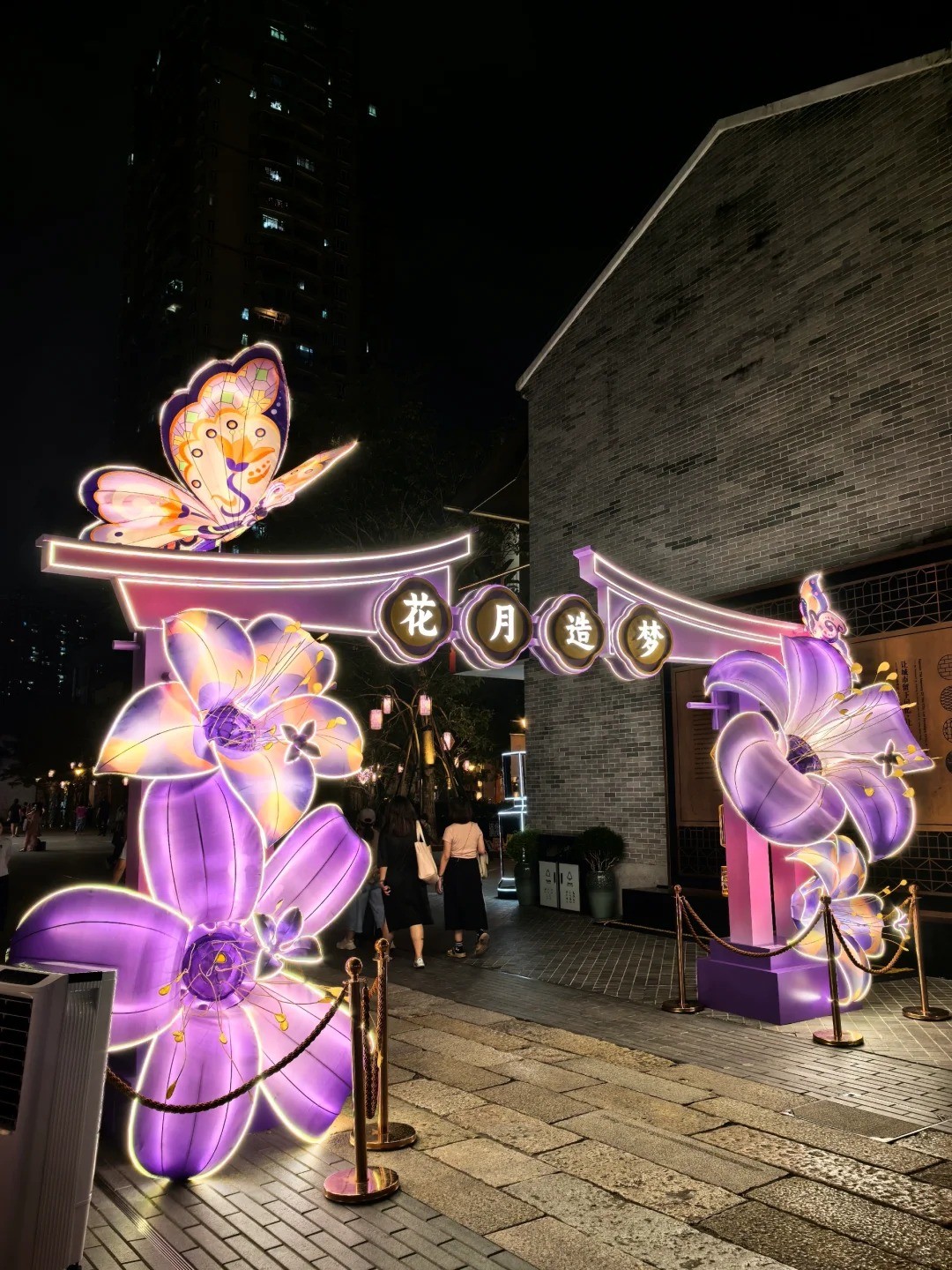 贵阳美陈公司、美陈门头、入口包装、门头形象、中庭吊饰、中庭美陈、空中装置、空间活化