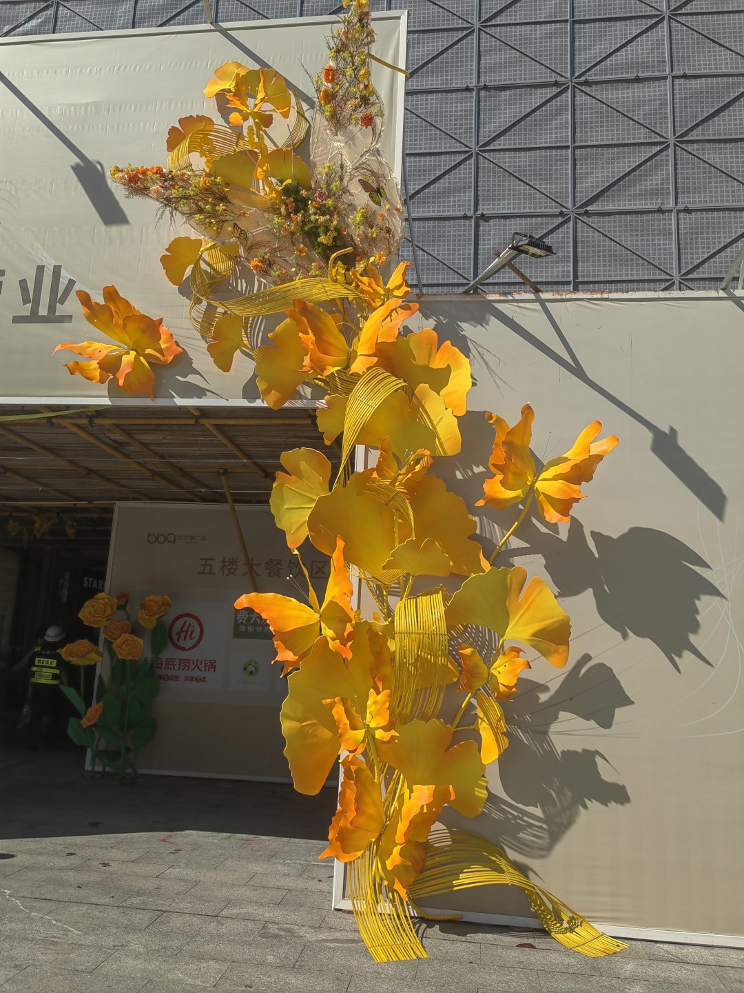 贵阳美陈公司、美陈门头、入口包装、门头形象、中庭吊饰、中庭美陈、空中装置、空间活化