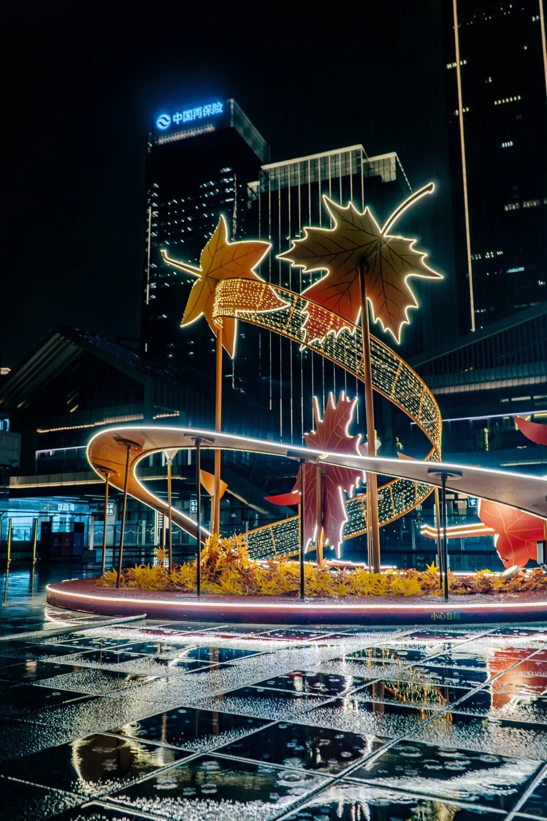 贵阳美陈公司、美陈门头、入口包装、门头形象、中庭吊饰、中庭美陈、空中装置、空间活化