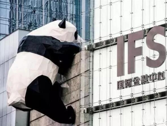 爬墙的熊猫-成都IFS